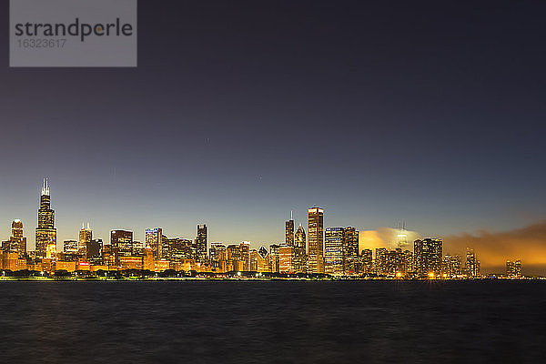 USA  Illinois  Chicago  Skyline und Michigansee bei Nacht