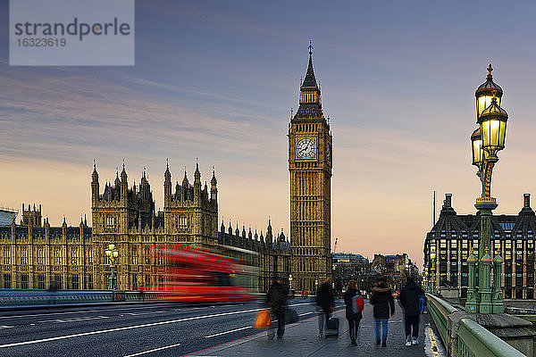 Großbritannien  London  Big Ben  Houses of Parliament und Bus auf der Westminster Bridge in der Abenddämmerung