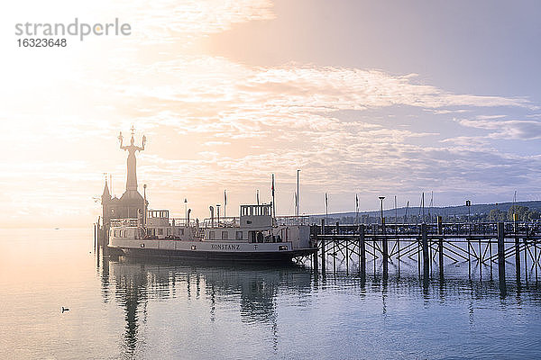 Deutschland  Baden-Württemberg  Konstanz  Bodensee  Hafeneinfahrt mit Imperia-Statue bei Sonnenaufgang