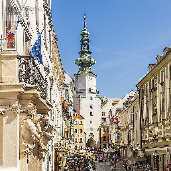 Slowakei  Bratislava  Geschäfte und Restaurants in der Michalska ulica mit Michaelstor
