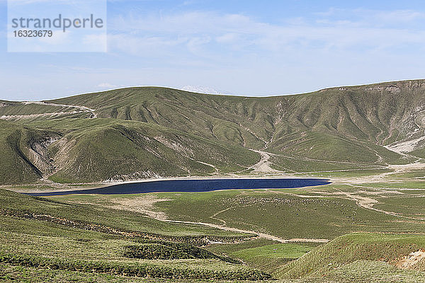 Türkei  Ostanatolien  Schafherde am Kratersee von Nemrut