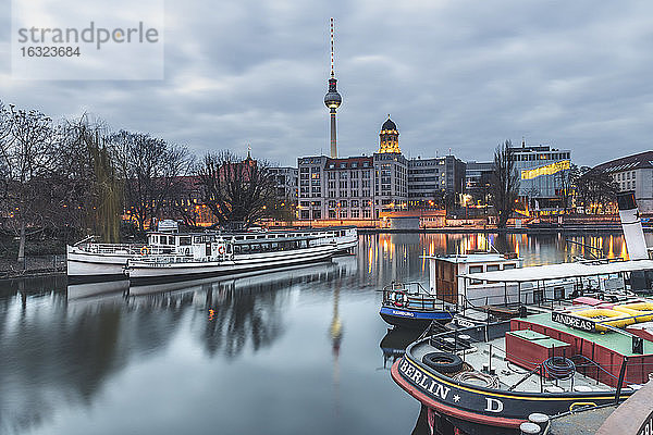 Deutschland  Berlin-Mitte  Historischer Hafen  Spree am Abend  im Hintergrund der Berliner Fernsehturm
