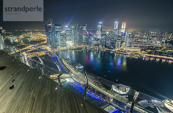Singapur  Skyline von Singapur vom Marina Bay Sands Hotel bei Nacht