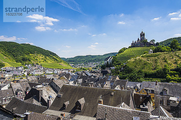 Deutschland  Rheinland-Pfalz  Moseltal  Blick über die Dächer von Cochem mit der Burg im Hintergrund