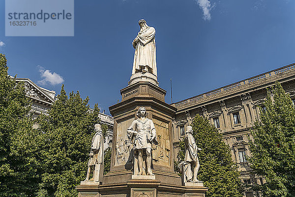 Italien  Mailand  Denkmal für Leonardo da Vinci auf der Piazza della Scala