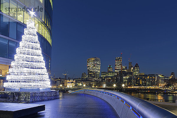 Großbritannien  London  Skyline mit Bürotürmen und Weihnachtsbaum bei Nacht