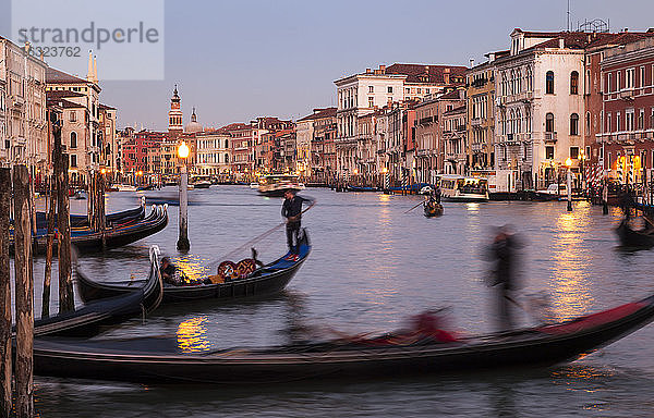 Italien  Venetien  Venedig  Canal Grande  Gondeln am Abend