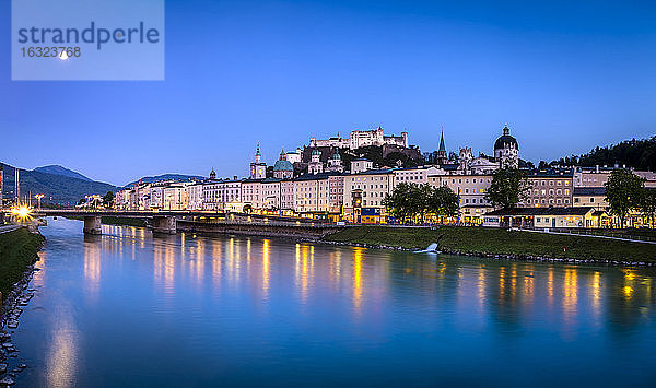 Österreich  Salzburg  Stadtbild mit Fluss Salzach bei Nacht