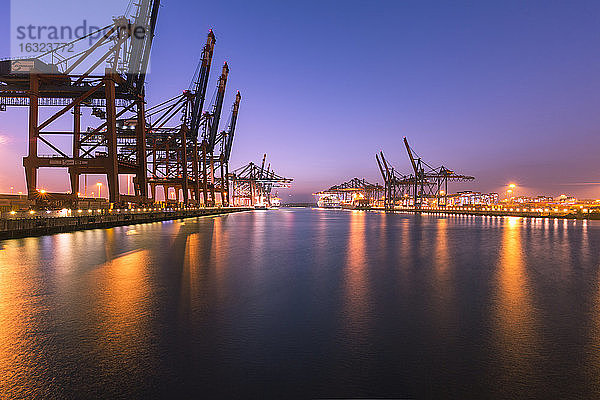 Deutschland  Hamburg  Hamburger Hafen  Container Terminal Burchardkai am Abend