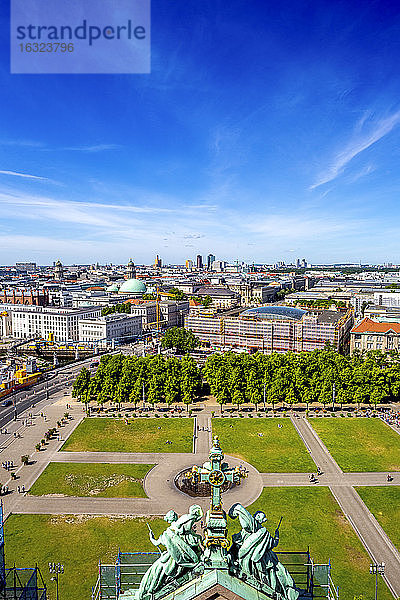 Blick auf die Stadt vom Dach des Berliner Doms  Berlin  Deutschland