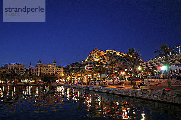 Spanien  Alicante  Burg Santa Barbara vom Hafen aus gesehen bei Nacht