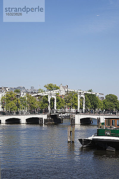 Niederlande  Grafschaft Holland  Amsterdam  Magere Brug  Fluss Amstel