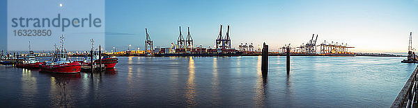 Deutschland  Hamburg  Hafen  Elbe  Blaue Stunde  Panorama