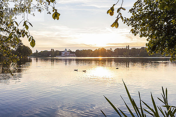 Deutschland  Potsdam  Blick zum Marmorpalais mit Heiligem See im Vordergrund