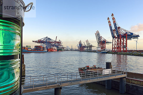 Deutschland  Hamburg  Blick auf den Containerhafen