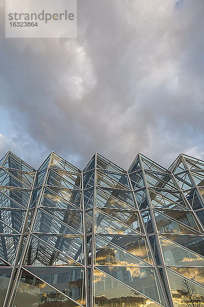 Deutschland  Dessau  Glasfassade des Bundesumweltamtes mit Wolkenreflexionen
