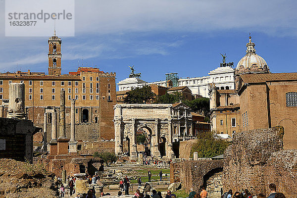 Italien  Rom  Tempel von Vespasian und Titus und Kirche Santi Luca e Martina am Forum Romanum
