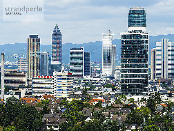 Deutschland  Frankfurt  Blick auf die Skyline mit dem neuen Henninger-Turm