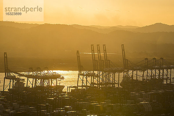 Panama  Panama-Stadt  Frachthafen am Panamakanal bei Sonnenuntergang