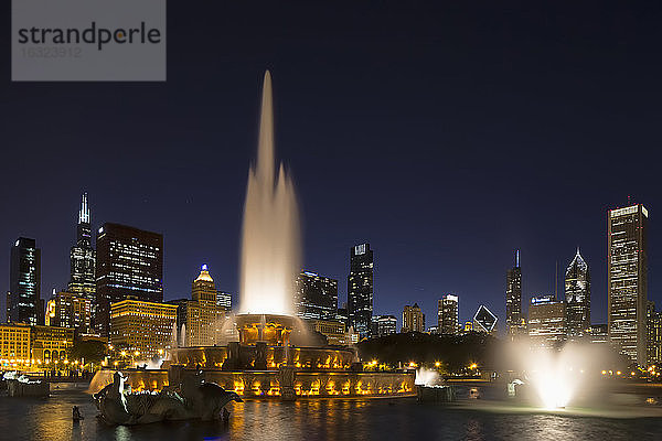 USA  Illinois  Chicago  Millennium Park mit Buckingham-Brunnen bei Nacht