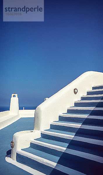Griechenland  Kykladen  Santorin  Oia  typische Treppe und Terrasse vor blauem Himmel