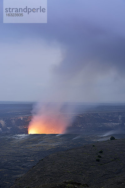 USA  Hawaii  Big Island  Volcanoes National Park  Kilauea Caldera mit Vulkanausbruch des Halemaumau