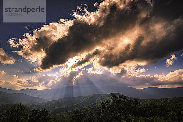 USA  Virginia  Blue Ridge Mountains in der Dämmerung