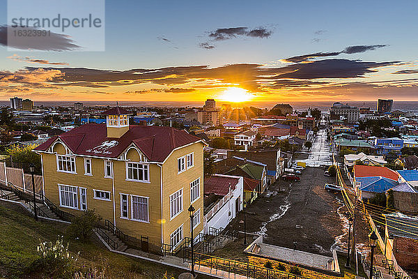 Chile  Blick auf Punta Arenas bei Sonnenaufgang