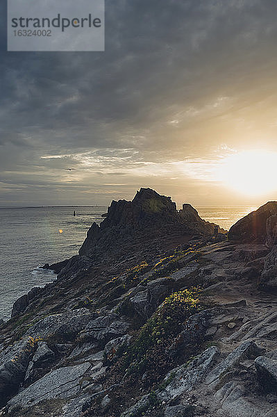 Frankreich  Bretagne  Pointe du Raz  Sonnenuntergang an der Küste