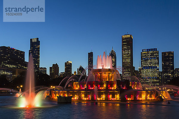 USA  Illinois  Chicago  Millennium Park mit Buckingham-Brunnen am Abend