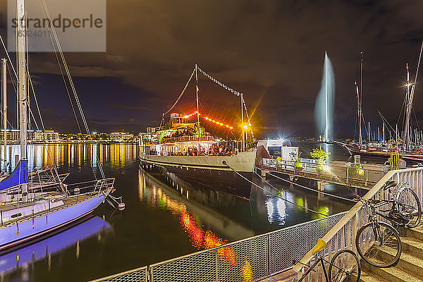 Schweiz  Genf  Genfer See mit Restaurantschiff und Jet d'Eau bei Nacht