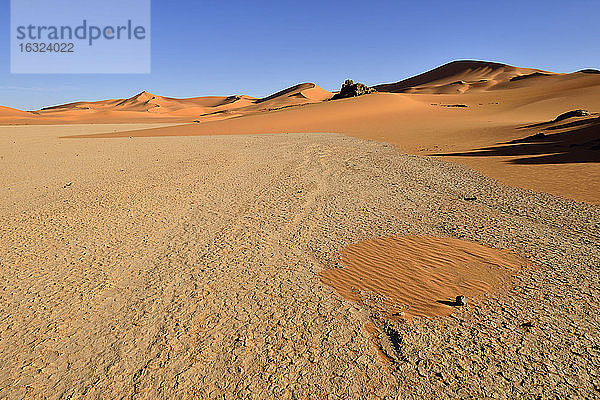 Algerien  Region Tadrart  Wüste Sahara  Sanddünen und Playa von In Tehak