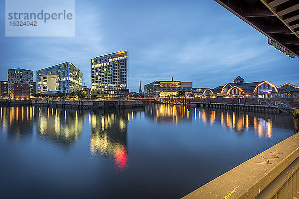 Deutschland  Hamburg  Blick von der Oberhafenbrücke auf die Ericusspitze und die Deichtorhallen