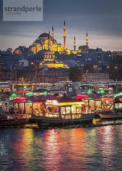 Türkei  Istanbul  Blick auf den Eminonu-Hafen  die Rustem-Pascha-Moschee und die Suleymaniye-Moschee