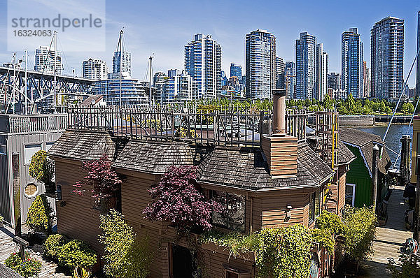 Kanada  Britisch-Kolumbien  Vancouver  Blick von Granville Island  schwimmendes Haus im Vordergund