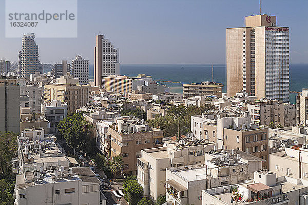 Israel  Tel Aviv  Stadtbild  Wohngebiet und Hotels  mit Mittelmeer im Hintergrund