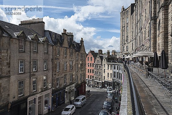 Vereinigtes Königreich  Schottland  Edinburgh  Blick von der Victoria Terrasse auf die Victoria Street in der Altstadt
