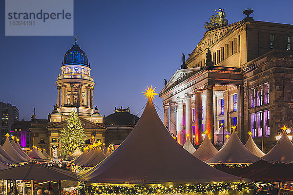 Deutschland  Berlin  Weihnachtsmarkt am Gendarmenmarkt vor dem Konzerthaus rechts und dem Deutschen Dom