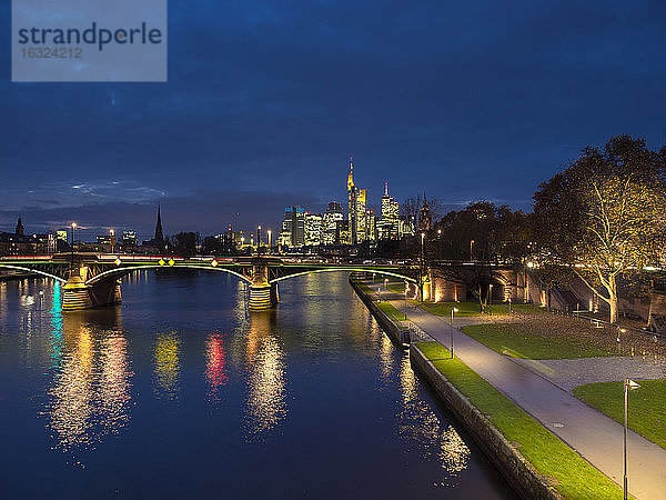 Deutschland  Frankfurt  Main mit Ignatz-Bubis-Brücke  Skyline des Finanzviertels im Hintergrund