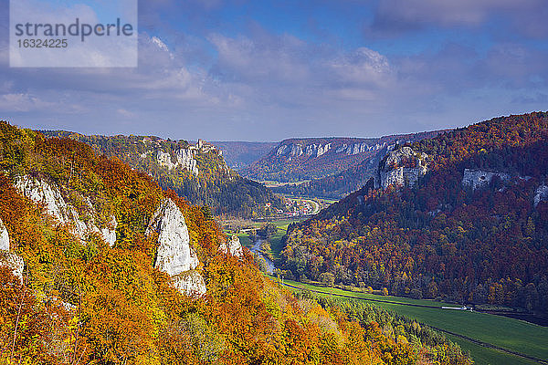 Deutschland  Baden Württemberg  Naturpark Obere Donau  Blick auf das Obere Donautal und Schloss Werenwag im Herbst