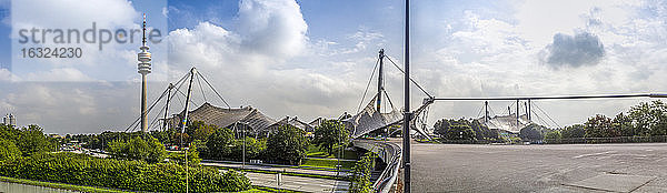 Deutschland  München  Panoramablick auf das Olympiastadion
