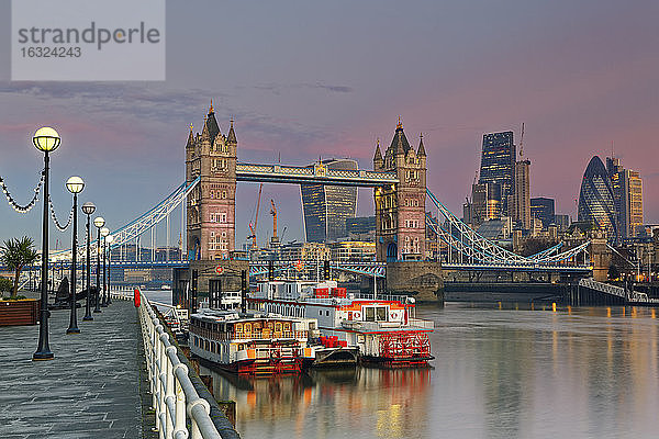 UK  London  Themse und Tower Bridge in der Abenddämmerung