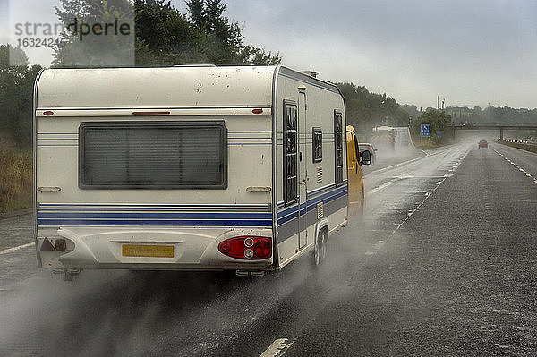 Wohnwagen auf der Autobahn im Regen