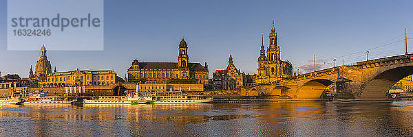 Deutschland  Dresden  Elbe mit Frauenkirche  Augustusbrücke und Dampfschiffen