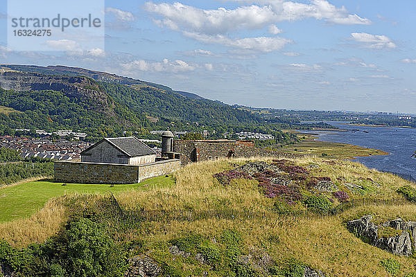Vereinigtes Königreich  Schottland  West Dunbartonshire  Dumbarton  Dumbarton Castle  Firth of Clyde an der Mündung des Leven