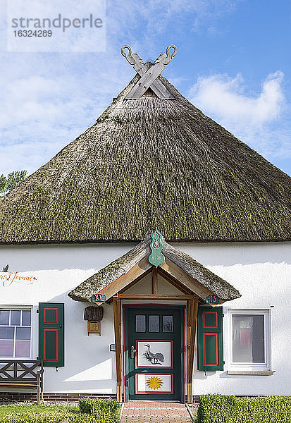 Deutschland  Bresewitz  Einfamilienhaus mit Reetdach