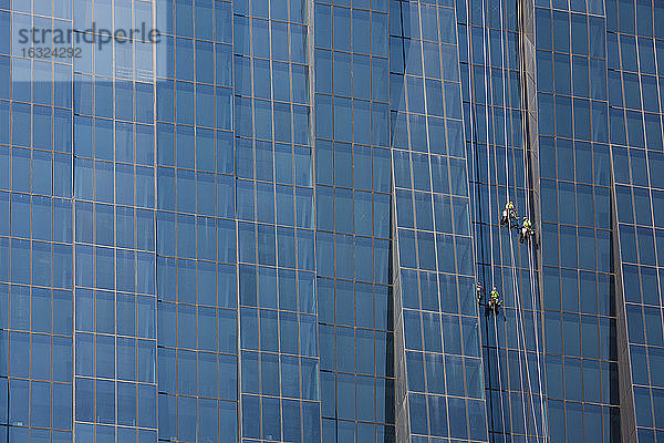 Österreich  Wien  Donau City  Fensterputzer im DC Tower 1