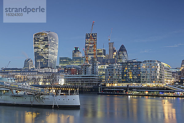 Großbritannien  London  Skyline mit Bürotürmen und dem Museumsschiff HMS Belfast in der Abenddämmerung