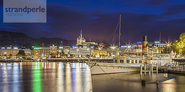 Schweiz  Genf  Genfer See  Stadtbild mit Schaufelraddampfer bei Nacht