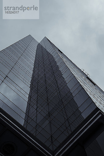 Kanada  Vancouver  Fassade eines modernen Bürogebäudes mit Spiegelung im Finanzviertel